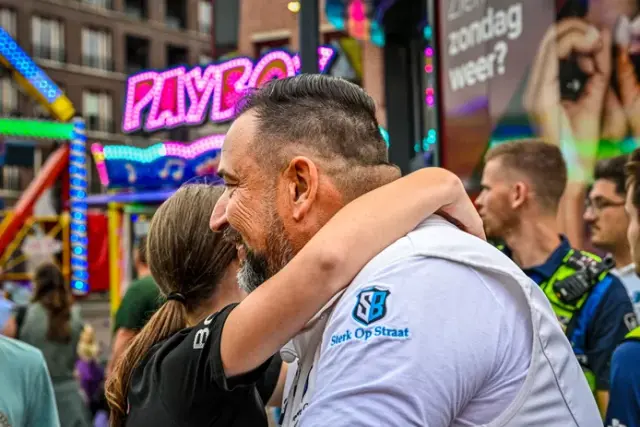 Een boks en een knuffel voor de grote vriendelijke reus op de Etten-Leurse kermis